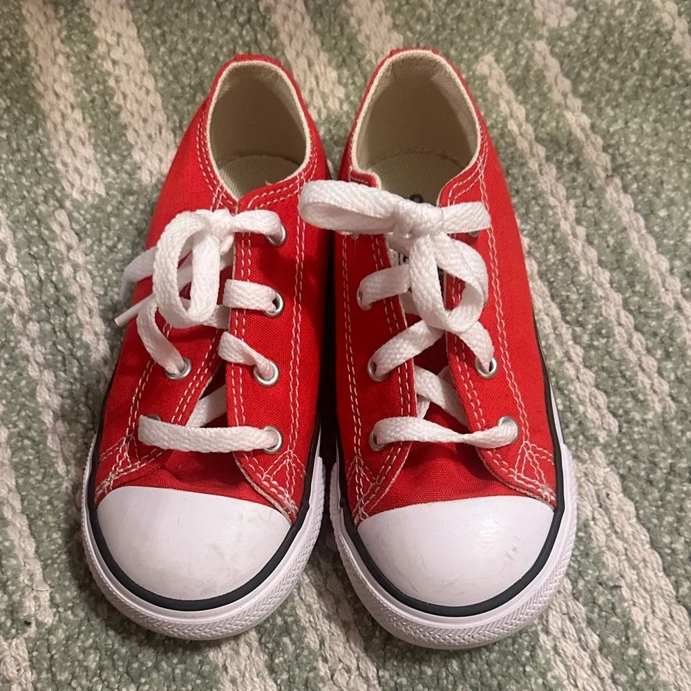 ♻️ Preowned Red Converse “Chuck Taylor” Low-Top Sneakers, 9C